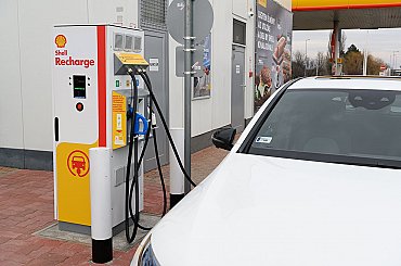 Růst cen benzínu a nafty podpořil prodeje ojetých elektromobilů