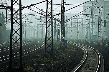 Solární energie míří na železnici. Kdy začne šetřit miliardy?