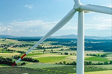 Budú lopatky veterných turbín plne recyklovateľné? Vedci opätovne získali sklenené vlákna