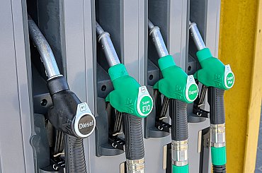 Nafta do dvou týdnů zlevní pod 32 korun
