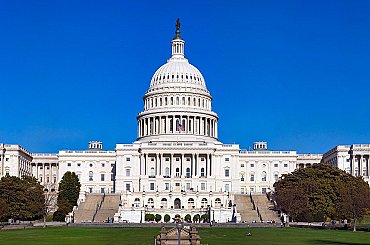 Politická nejistota v USA vede k rušení miliardových investic do udržitelné energetiky a mobility