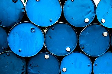 Ceny ropy rostou po pondělním poklesu způsobeném rozhodnutím OPEC+ o vyšší těžbě
