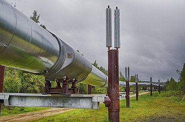 Ceny ropy kvůli dalšímu možnému zvýšení těžby skupinou OPEC+ klesají