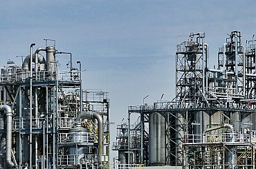 Ceny ropy po rozhodnutí skupiny OPEC+ zrychlit zvyšování těžby klesají