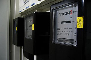 Průzkum: Češi se nevyznají v nízkém tarifu za elektřinu, zbytečně pak platí víc