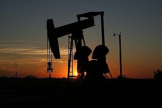 Americkým těžebním firmám ExxonMobil a Chevron klesl čtvrtletní zisk